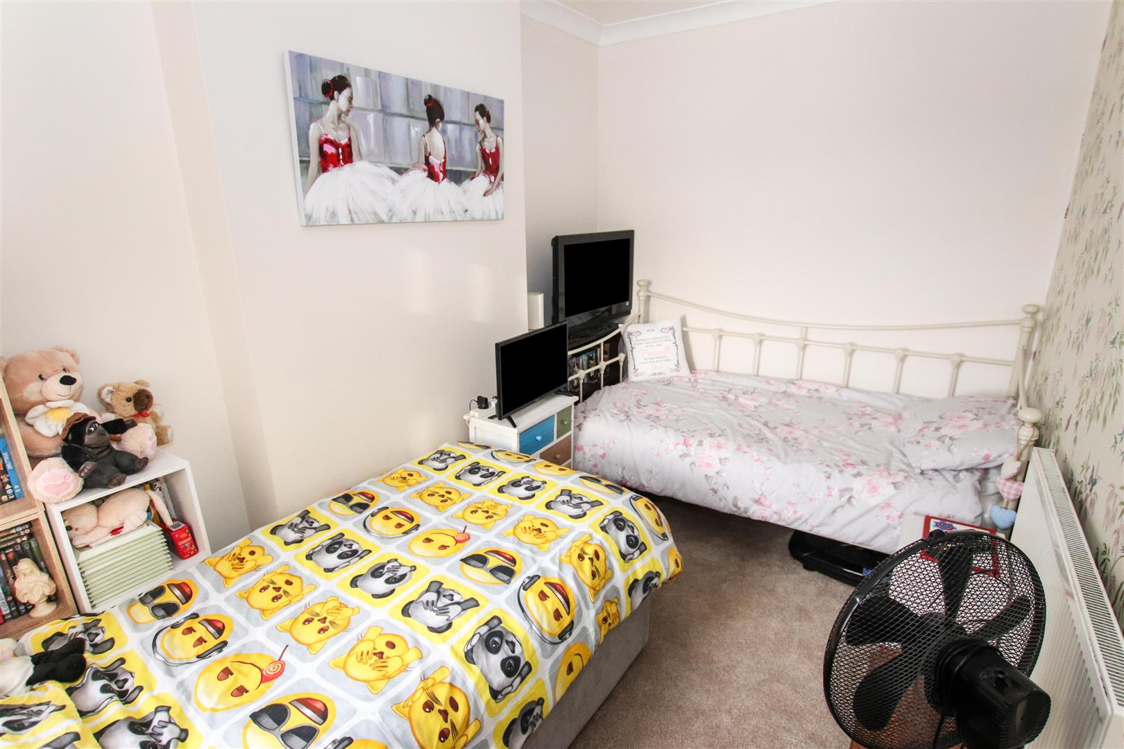 BEDROOM TWO (MIDDLE)